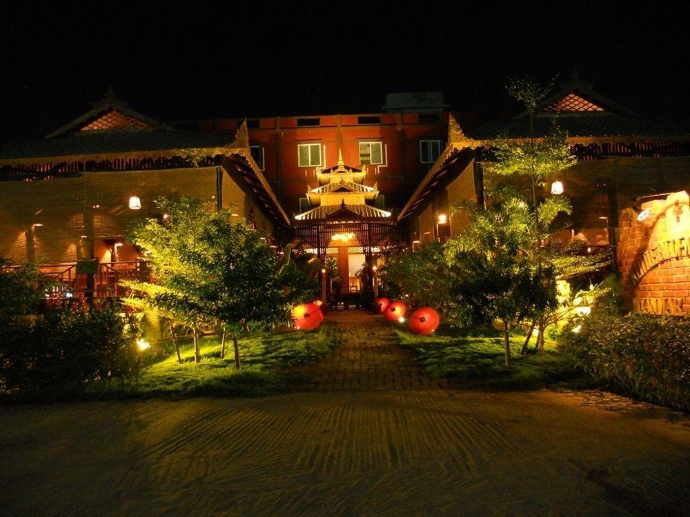 A Little Bit Of Mandalay Tavern Екстер'єр фото